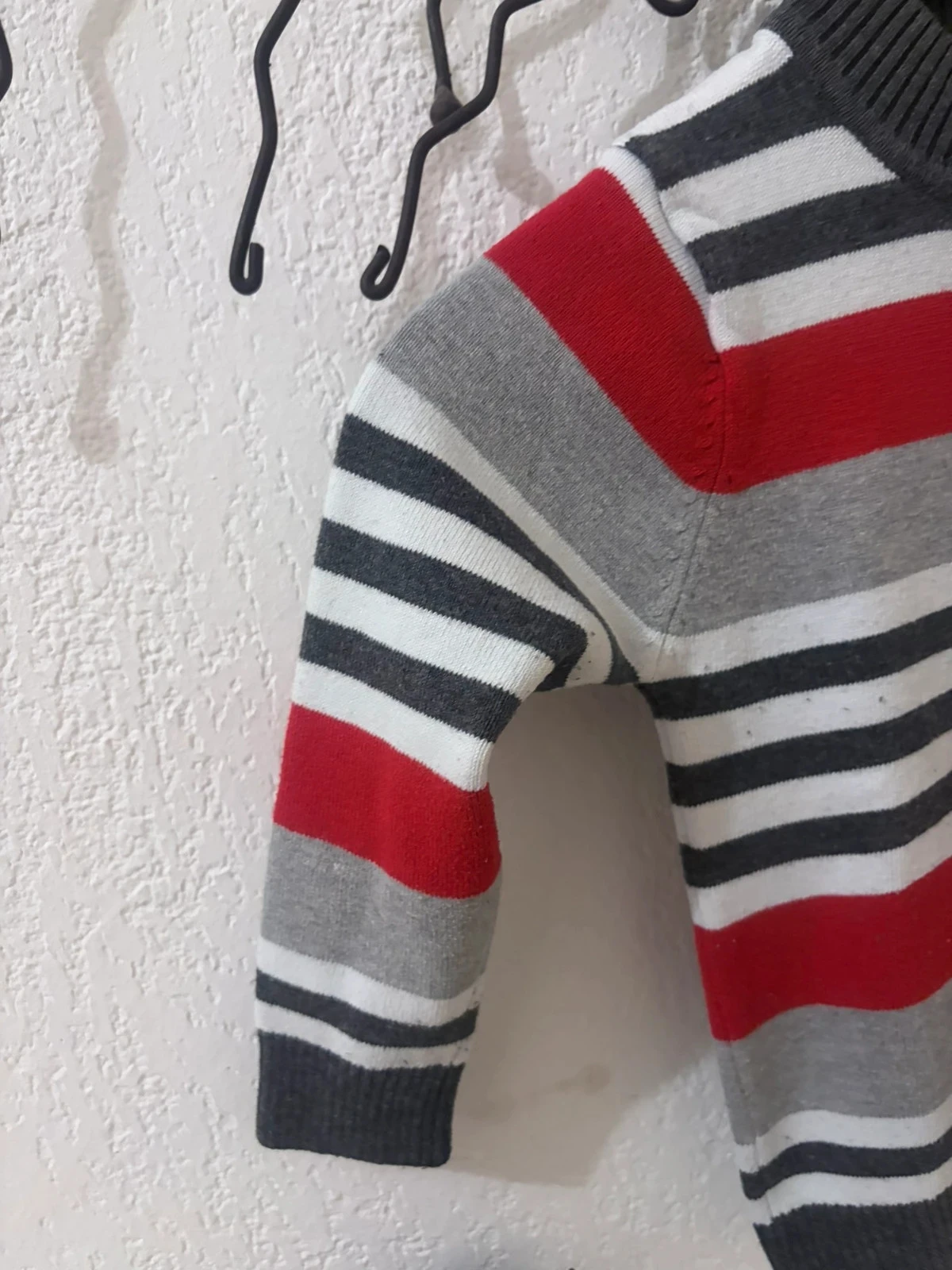 Suéter de Malha Listrado Vermelho, Cinza e Branco – Calor e Estilo Clássico – Tamanho 24 Meses (86 cm) – photo 4